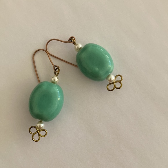 Earrings: Ceramic & faux pearl with antique brass - Picture 14 of 16